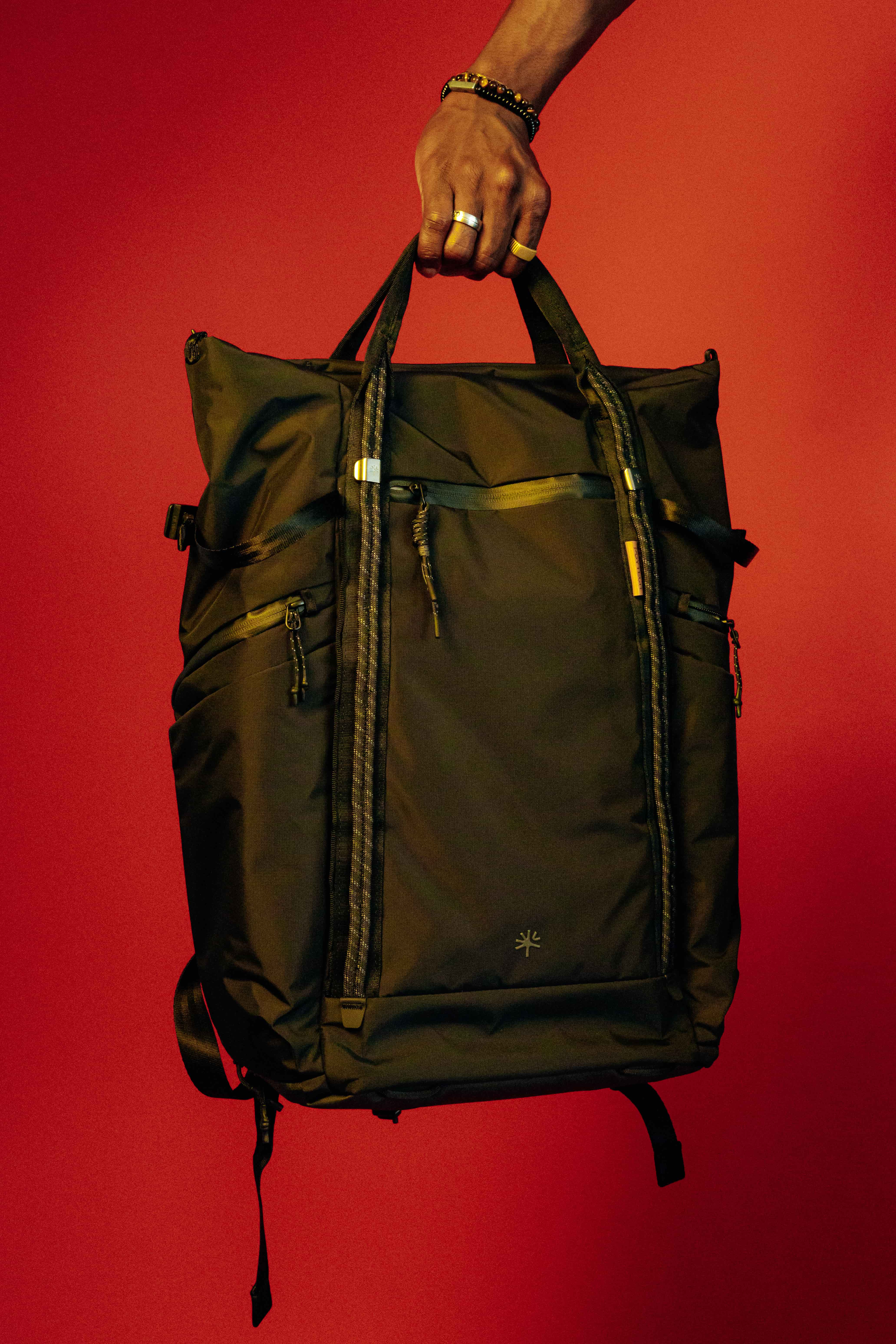 Le sac porté en mode tote bag puis en mode sac à dos