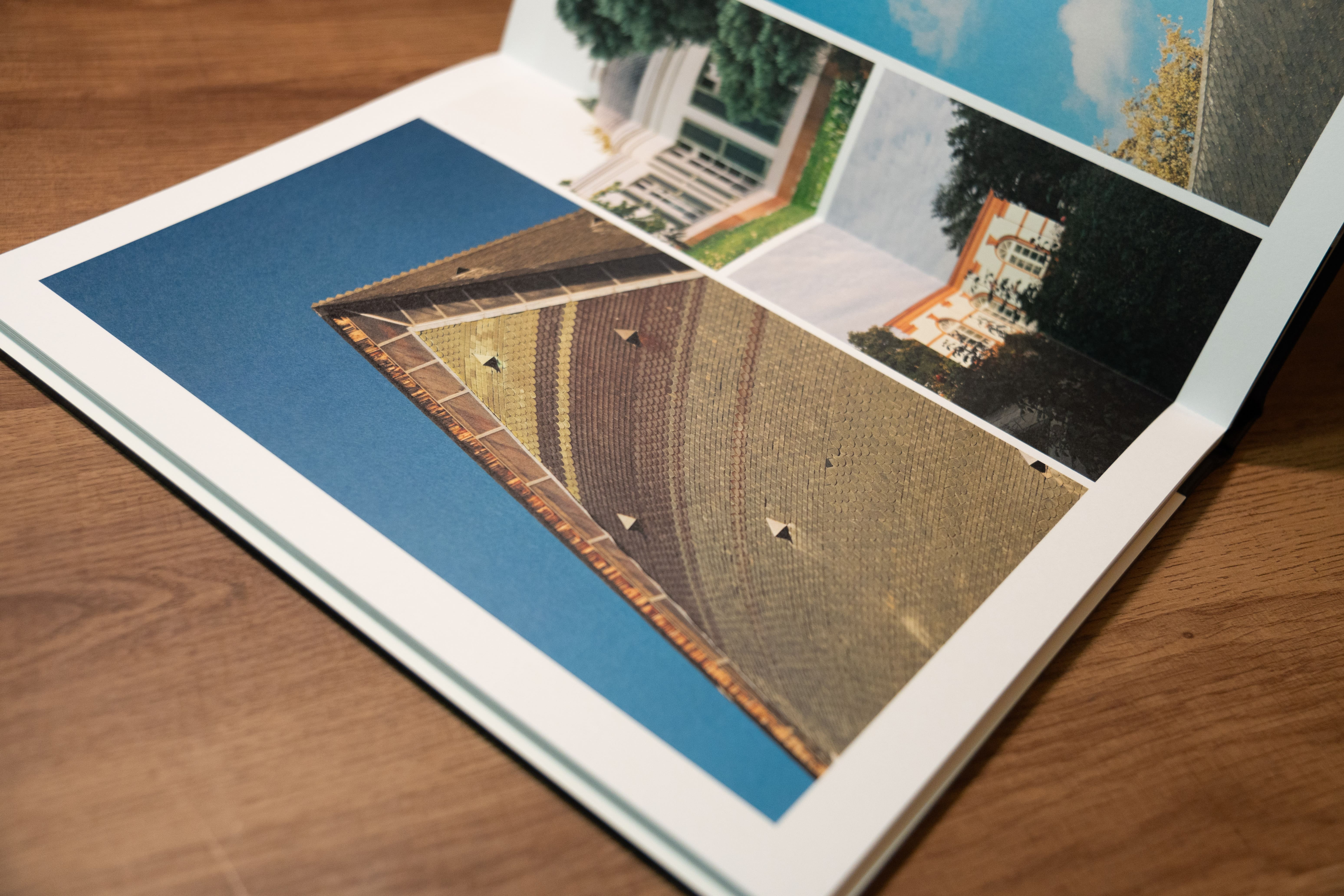 Livre photo tenu entre les mains après sa sortie du coffret