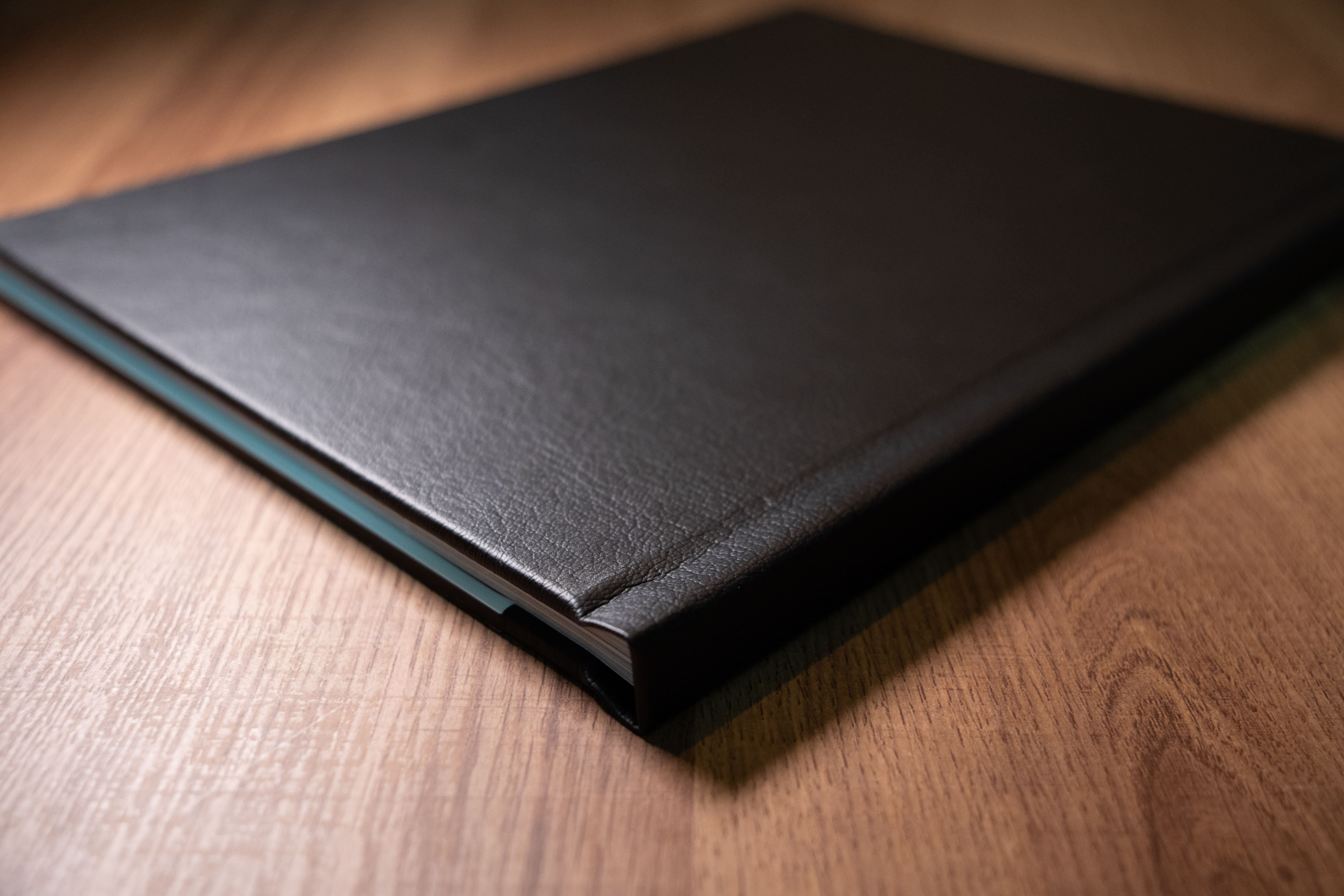 Mains ouvrant un livre photo