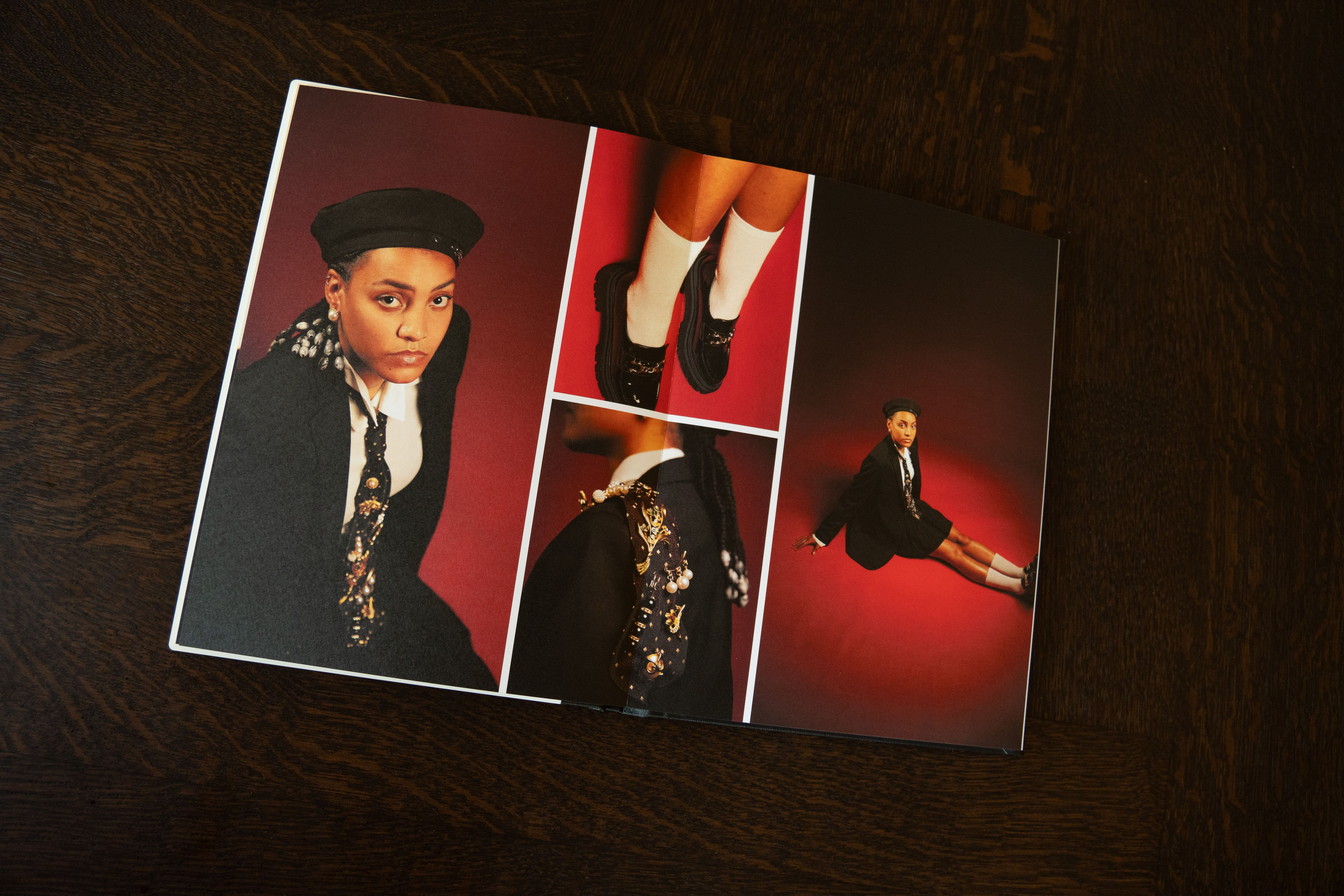 Livre photo ouvert sur une double page de portrait