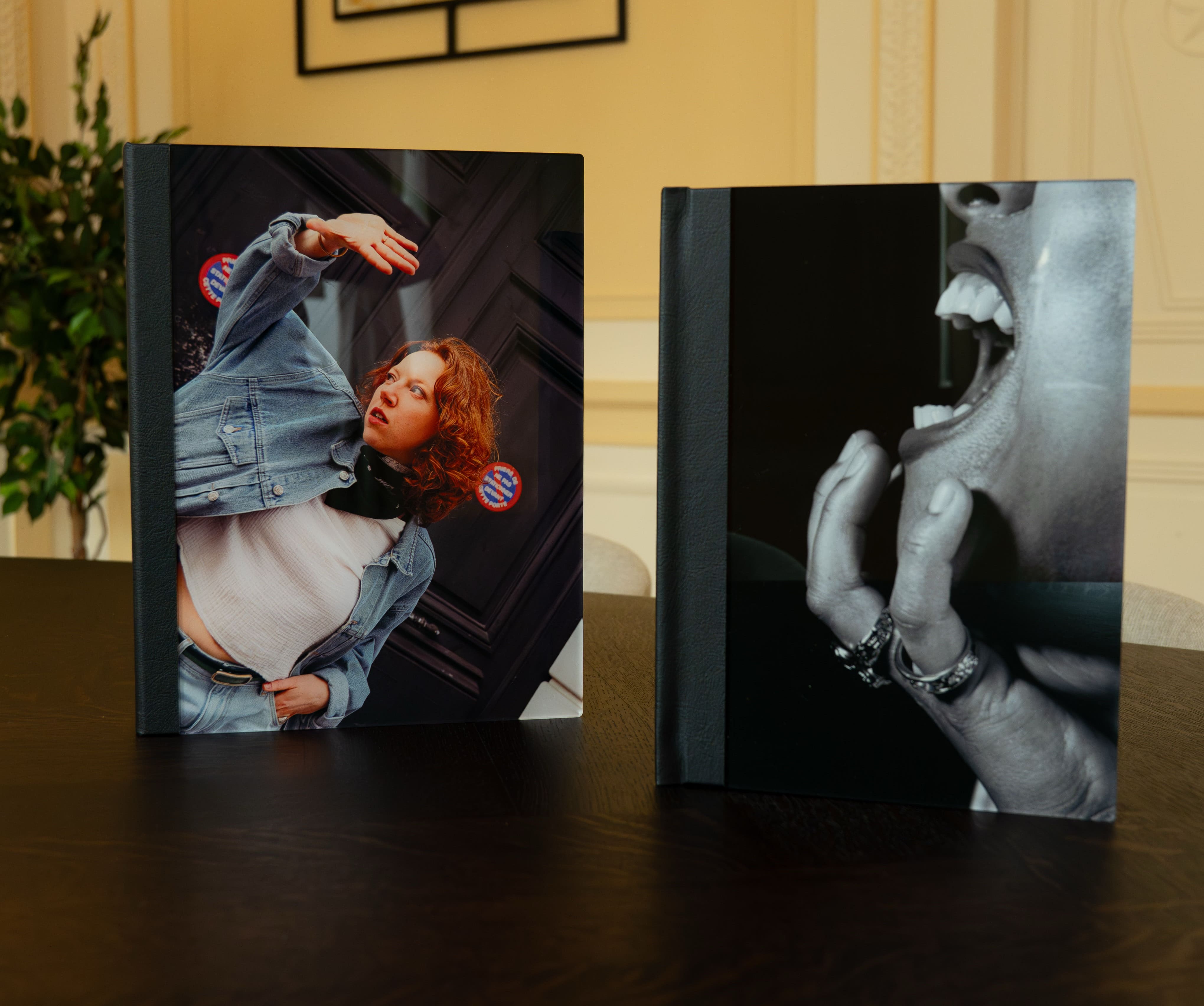Livre photo fermé posé de manière élégante