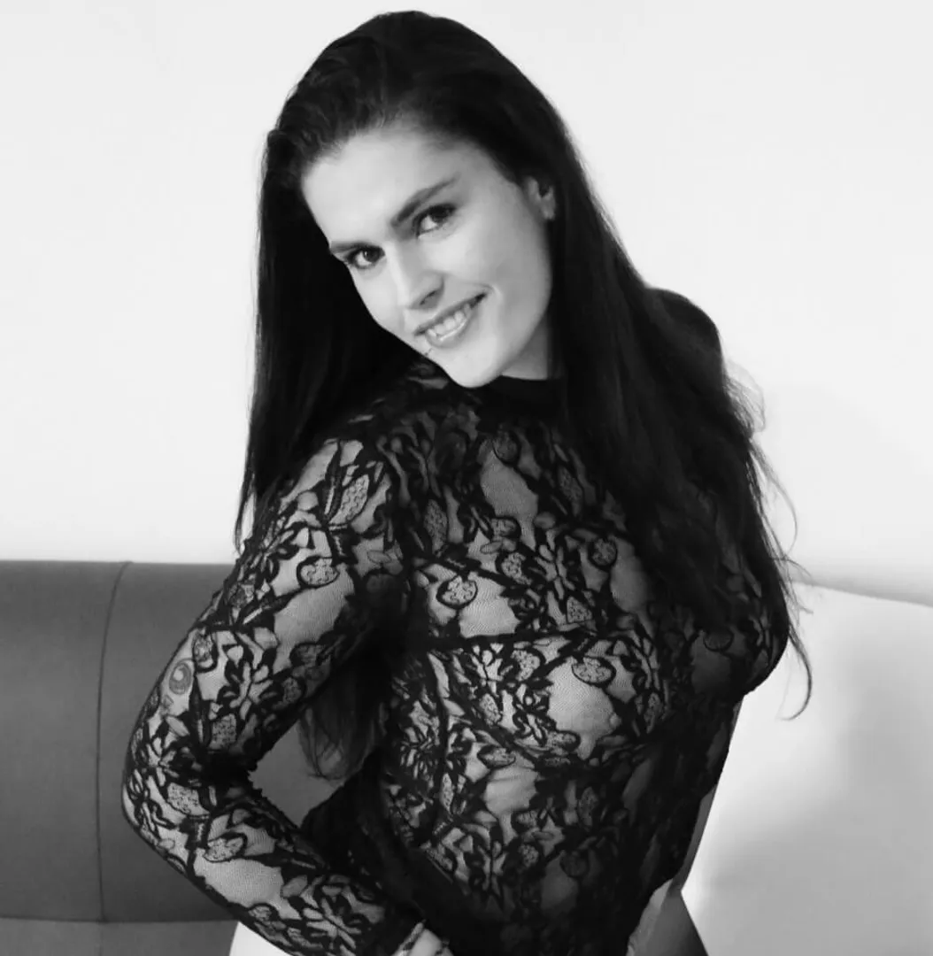 Elise Deville — Modèle à Paris